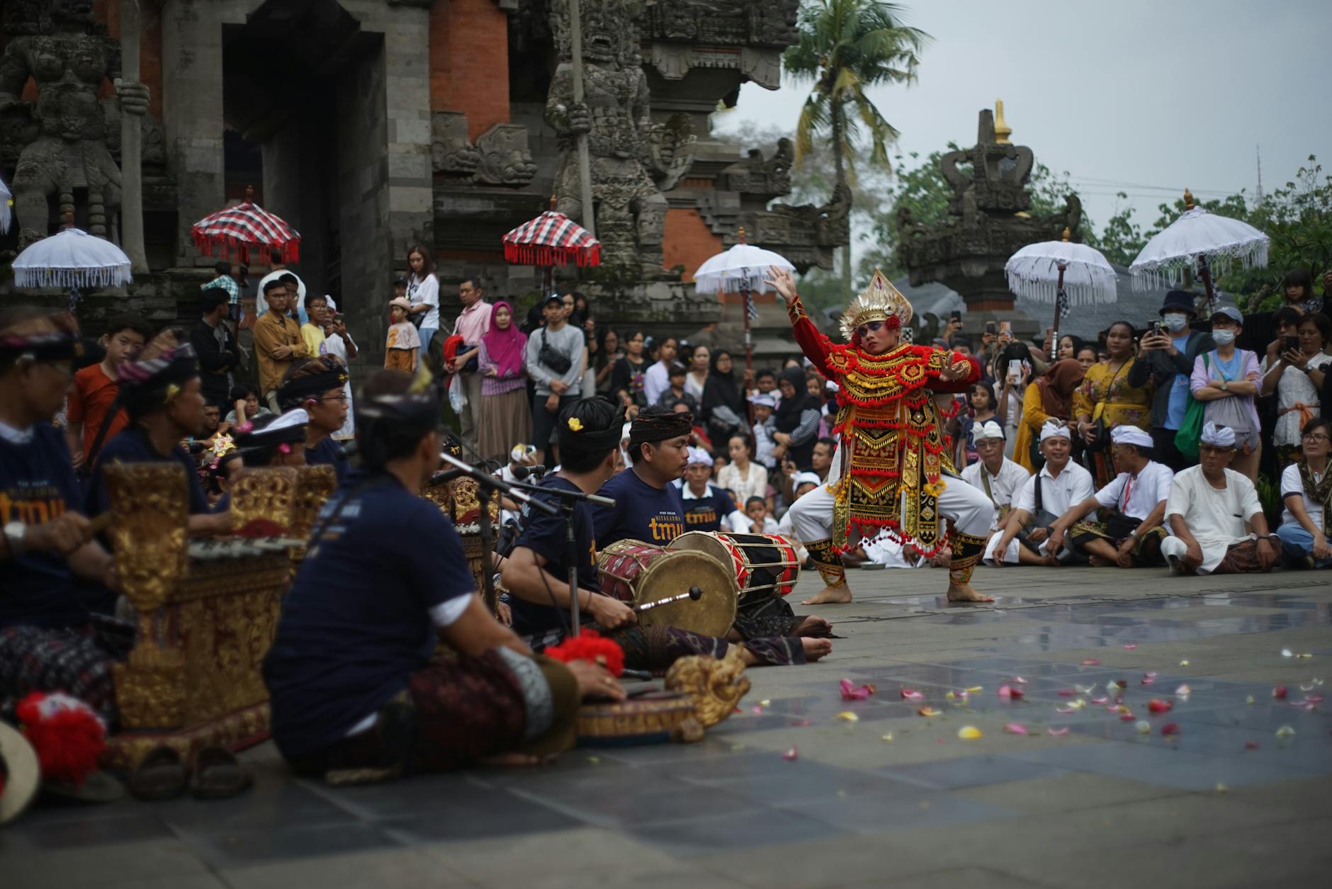 Taniec balijski z muzykami podczas ceremonii w świątyni w Bali
