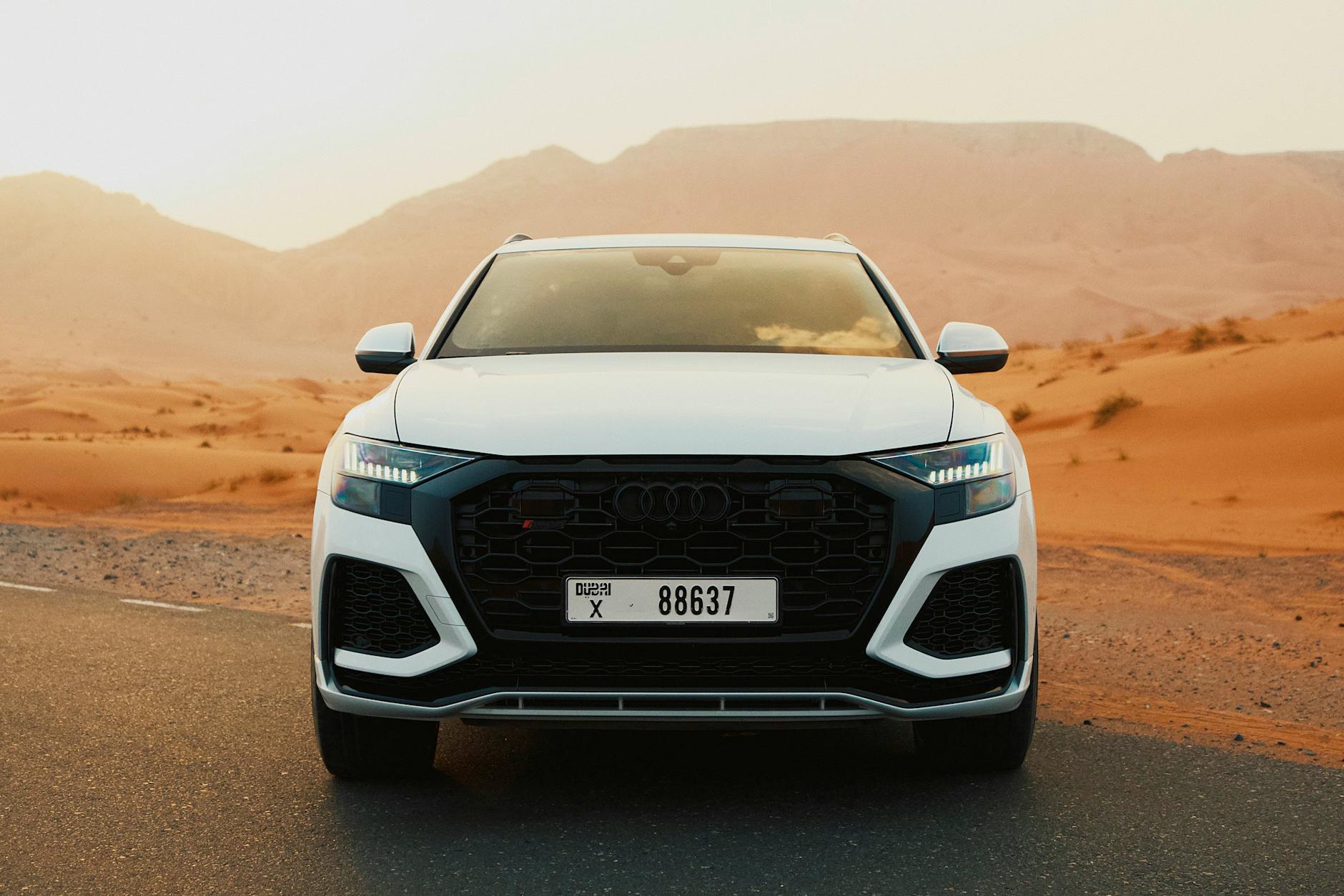 Luksusowy SUV na pustynnej drodze o zachodzie słońca w Tunezji