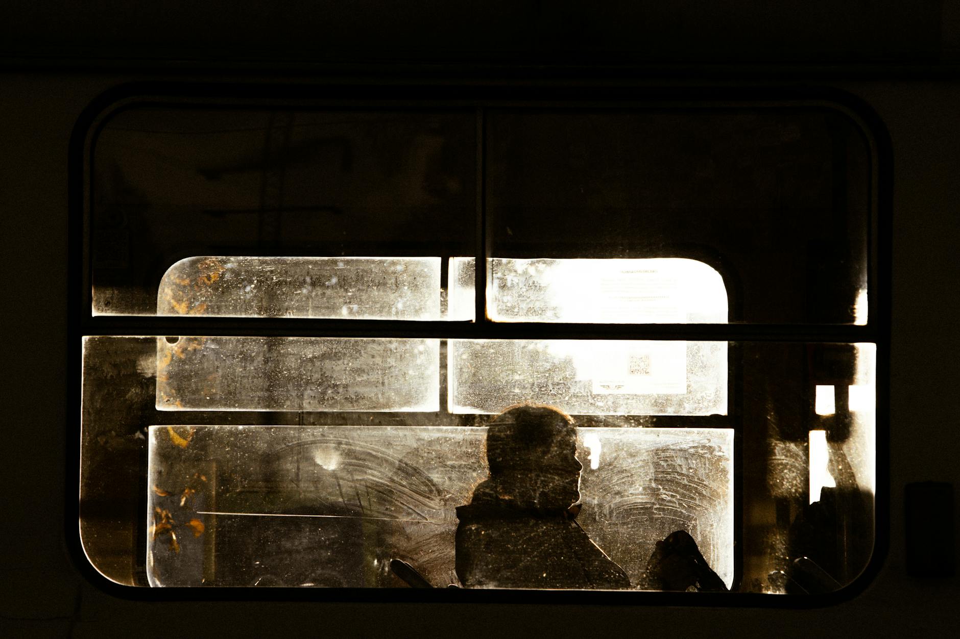 Sylwetka pasażera w oknie pociągu miejskiego w Kijowie