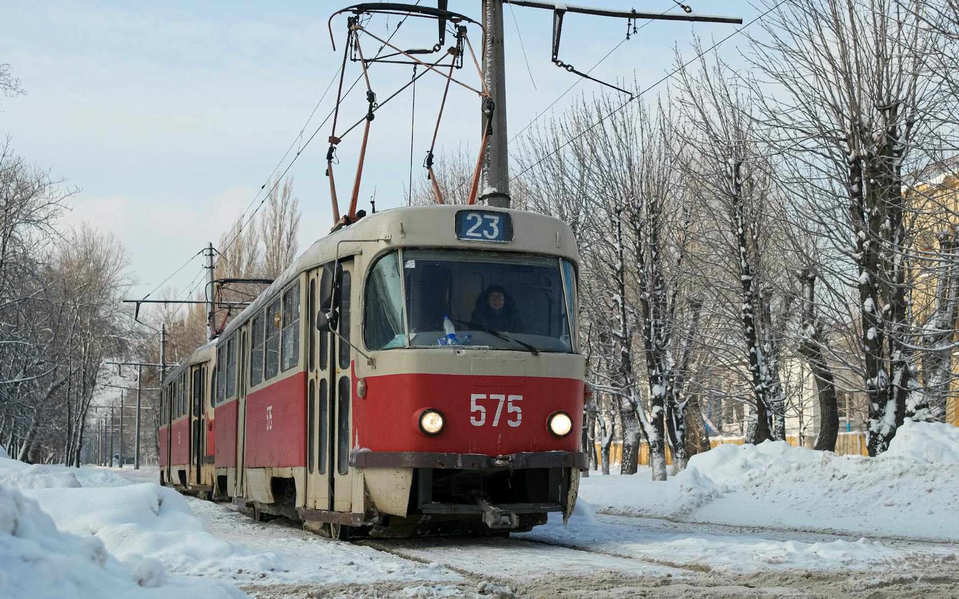Zabytkowy tramwaj na ośnieżonej ulicy w Charkowie зимой