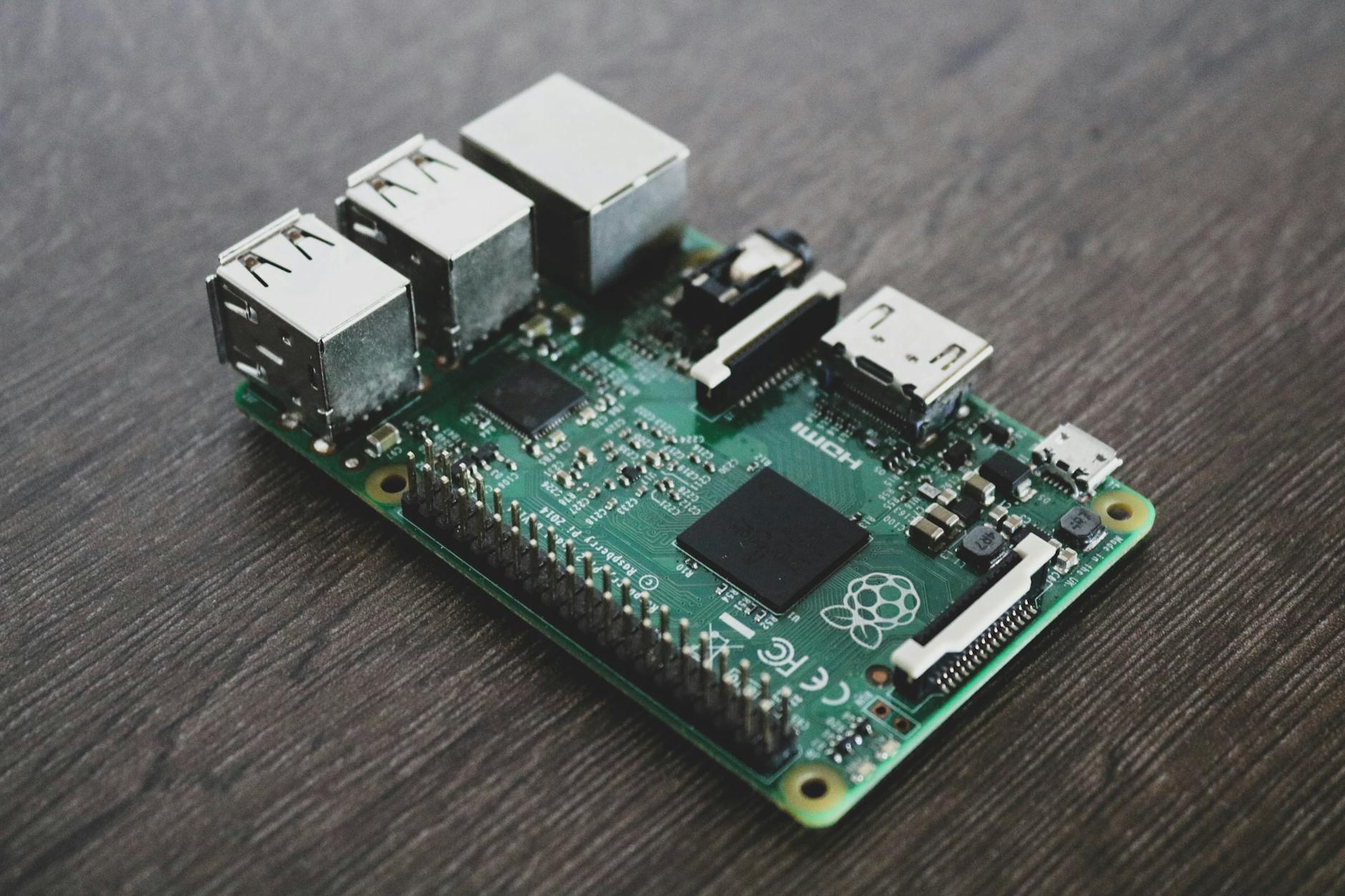 Zbliżenie płytki Raspberry Pi z układami scalonymi Zbliżenie płytki Raspberry Pi z układami scalonymi