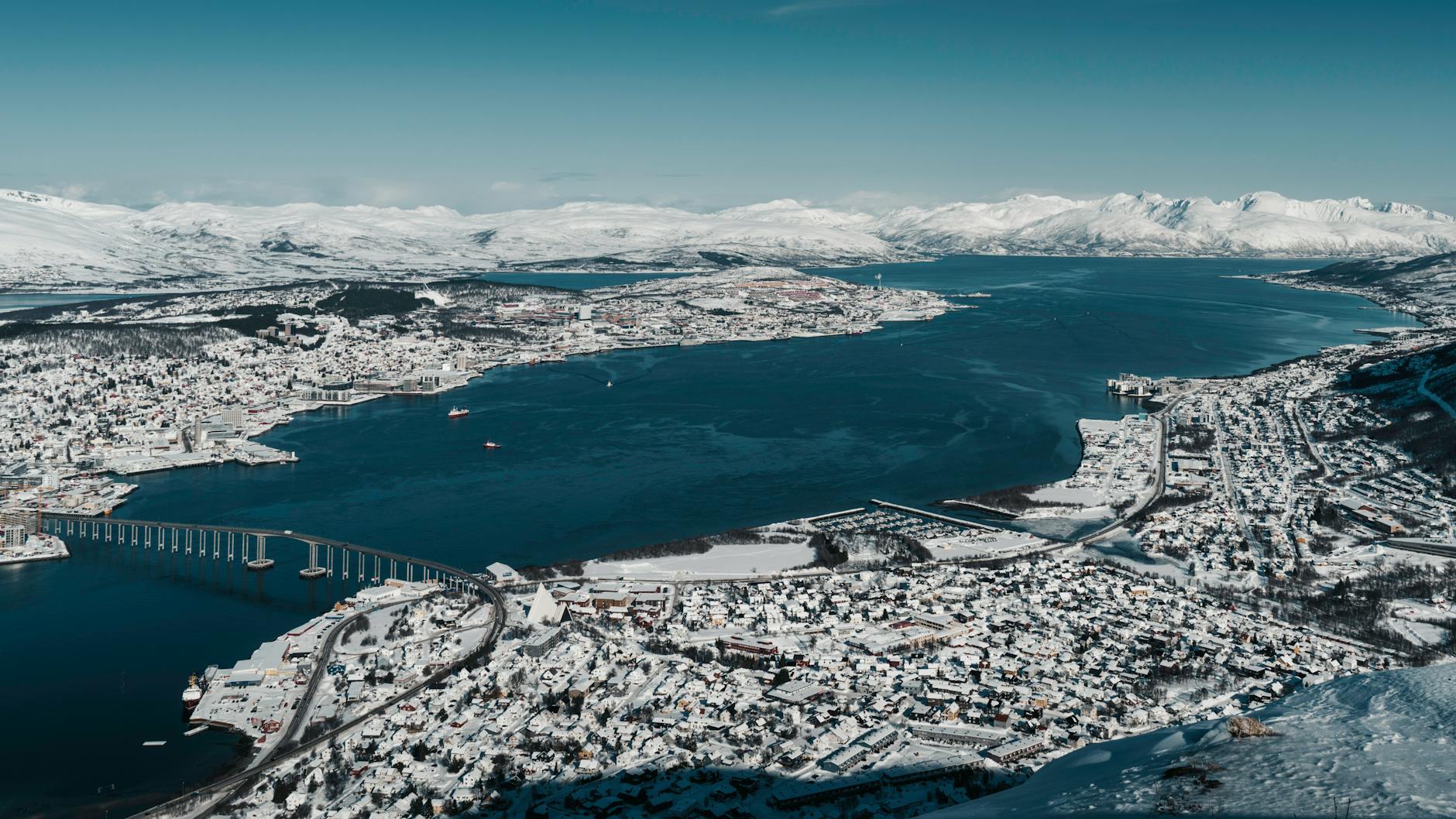 Zimowa panorama Tromsø z lotu ptaka z widocznym fiordem