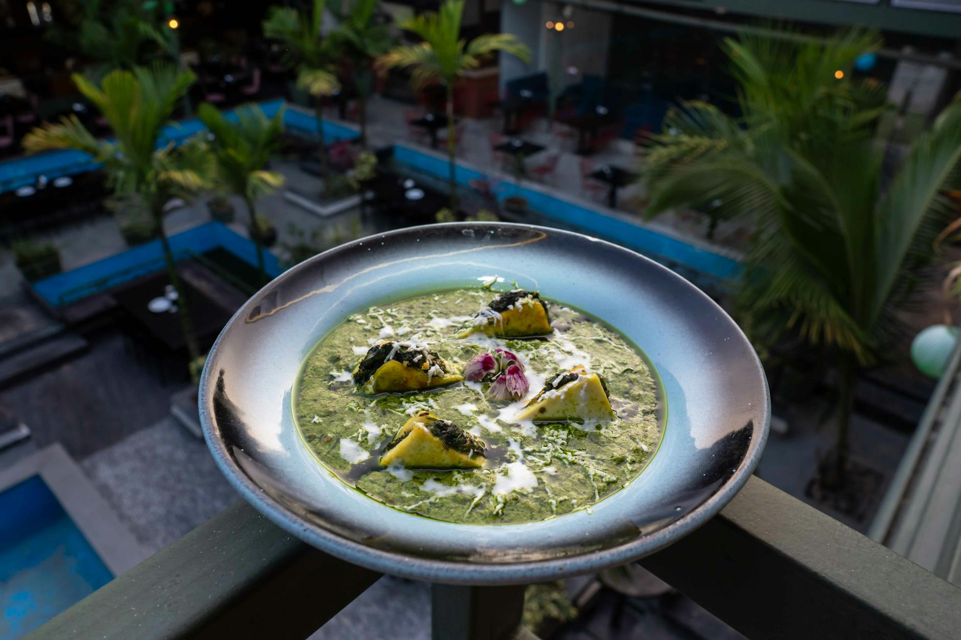 Indyjskie danie wegetariańskie z kremem i szpinakiem w restauracji na dachu