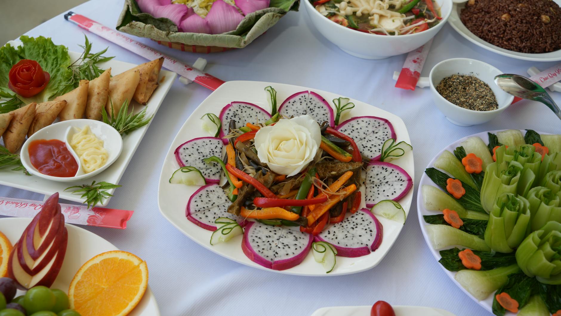 Kolorowe azjatyckie dania z warzywami i owocami, w tym pitaja