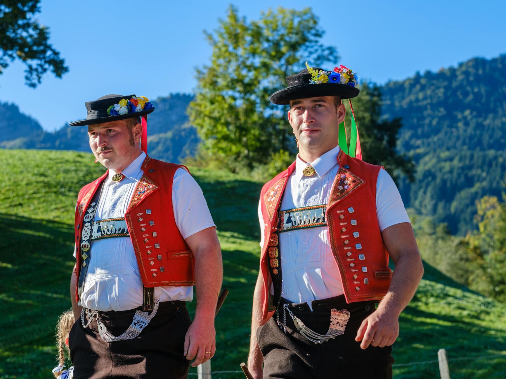 Mężczyźni w tradycyjnych strojach szwajcarskich na łące w Appenzell Mężczyźni w tradycyjnych strojach szwajcarskich na łące w Appenzell