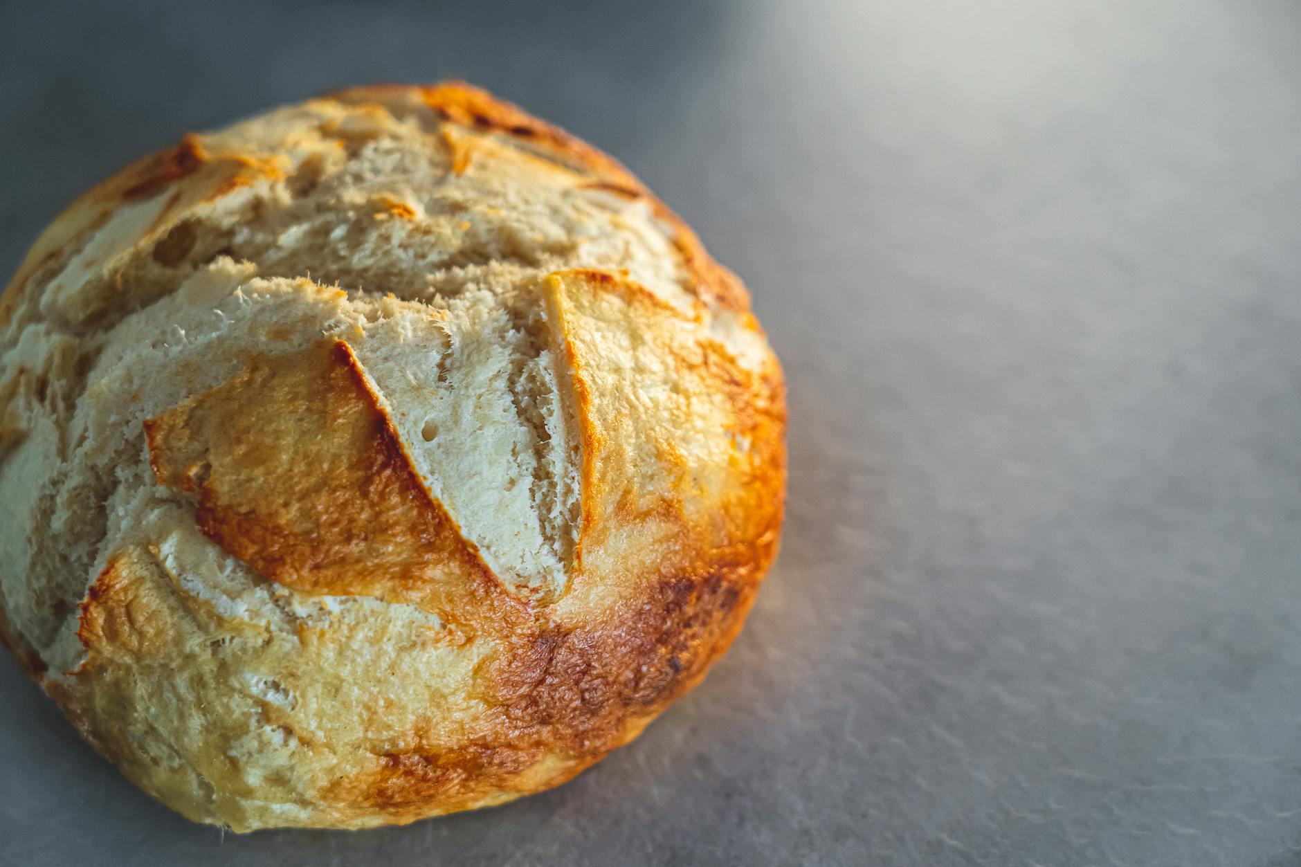 Bochenek domowego chleba gryczanego bez glutenu z chrupiącą skórką