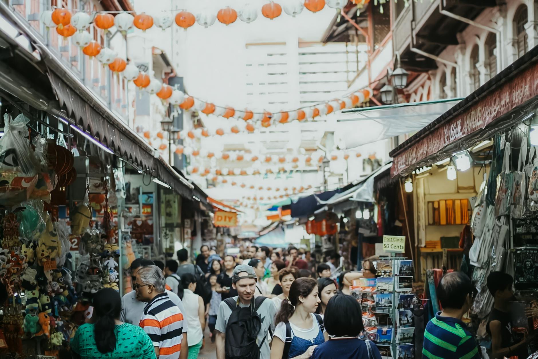 Tłum mieszkańców na kolorowym targu ulicznym w Chinatown w Singapurze