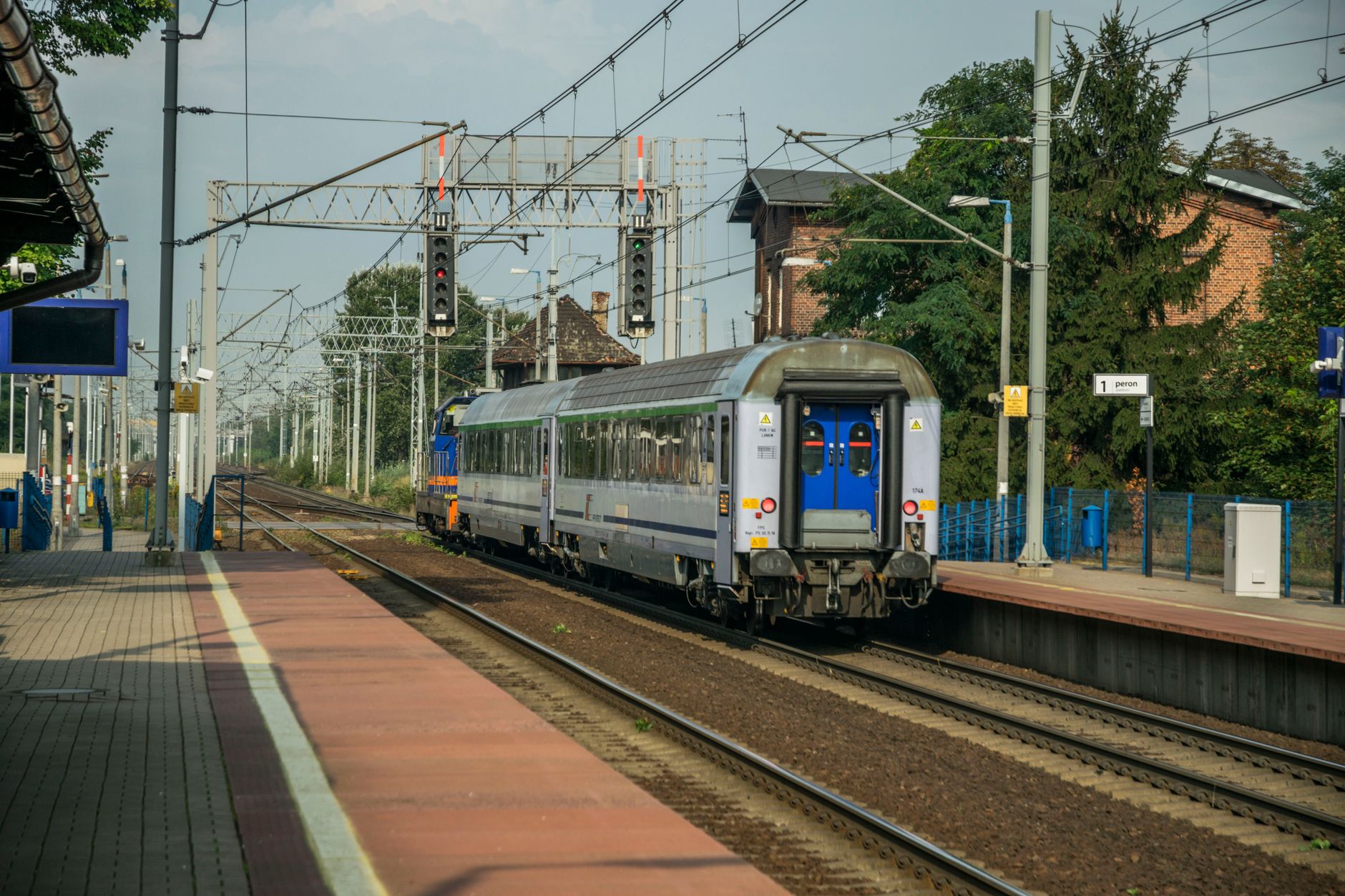 Jak podróżować pociągiem po Polsce: bilety, miejscówki i sprytne triki Pociąg pasażerski odjeżdżający ze stacji kolejowej we Wrocławiu