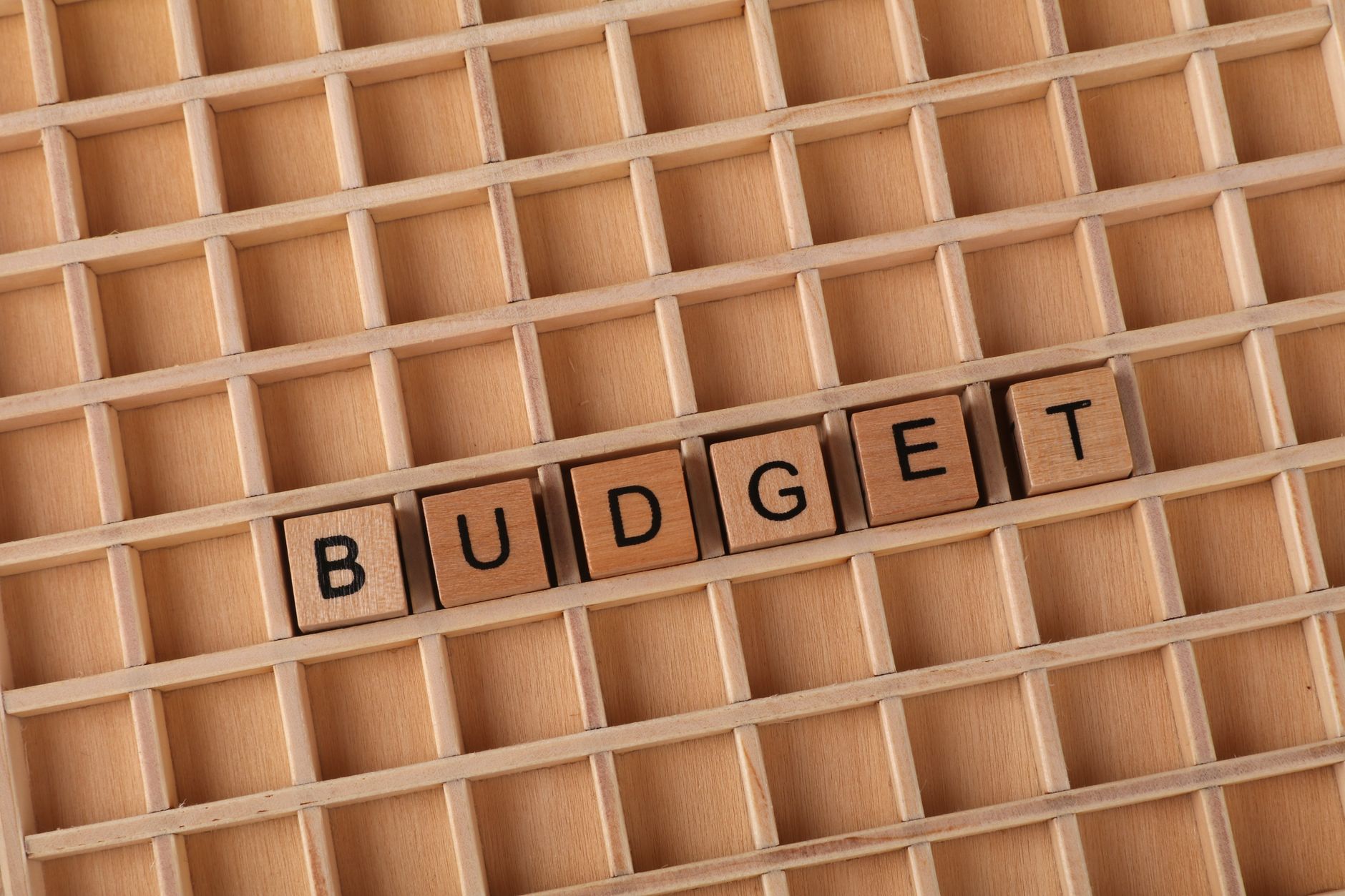Drewniane litery układające słowo budget na drewnianym tle