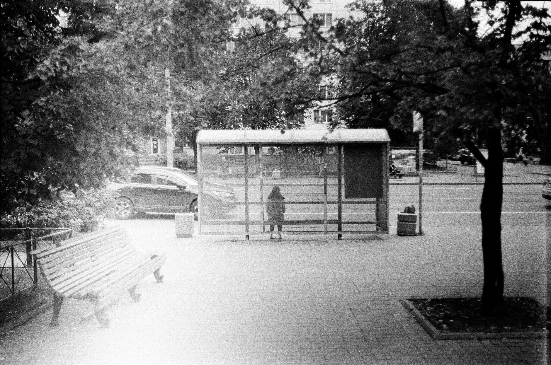 Samotna osoba czekająca na autobus na miejskim przystanku w Polsce