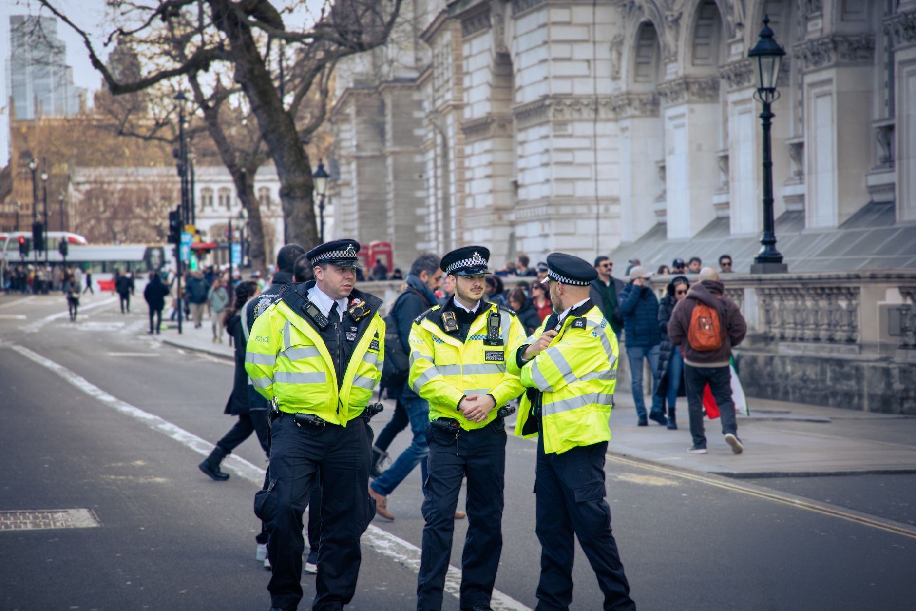 Policjanci patrolują zatłoczoną ulicę w Londynie