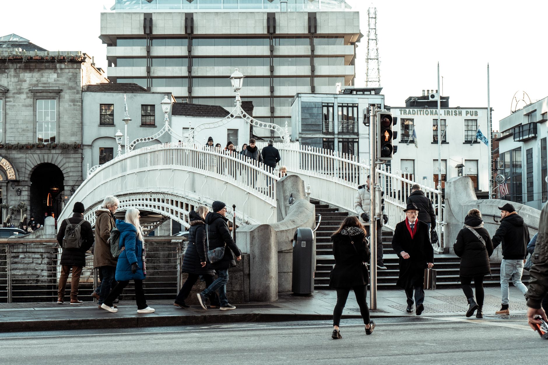 Przechodnie na moście Ha’penny w Dublinie w zwykły dzień Przechodnie na moście Ha’penny w Dublinie w zwykły dzień