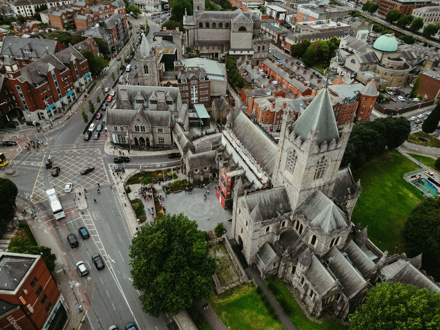 Widok z lotu ptaka na katedrę Christ Church w Dublinie i okolicę