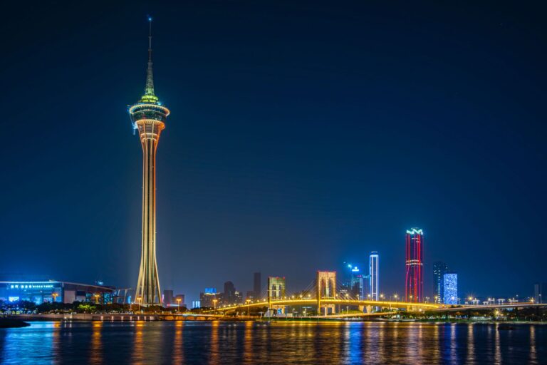 Wieża Macau nocą, oświetlona panorama i odbicia mostu w wodzie